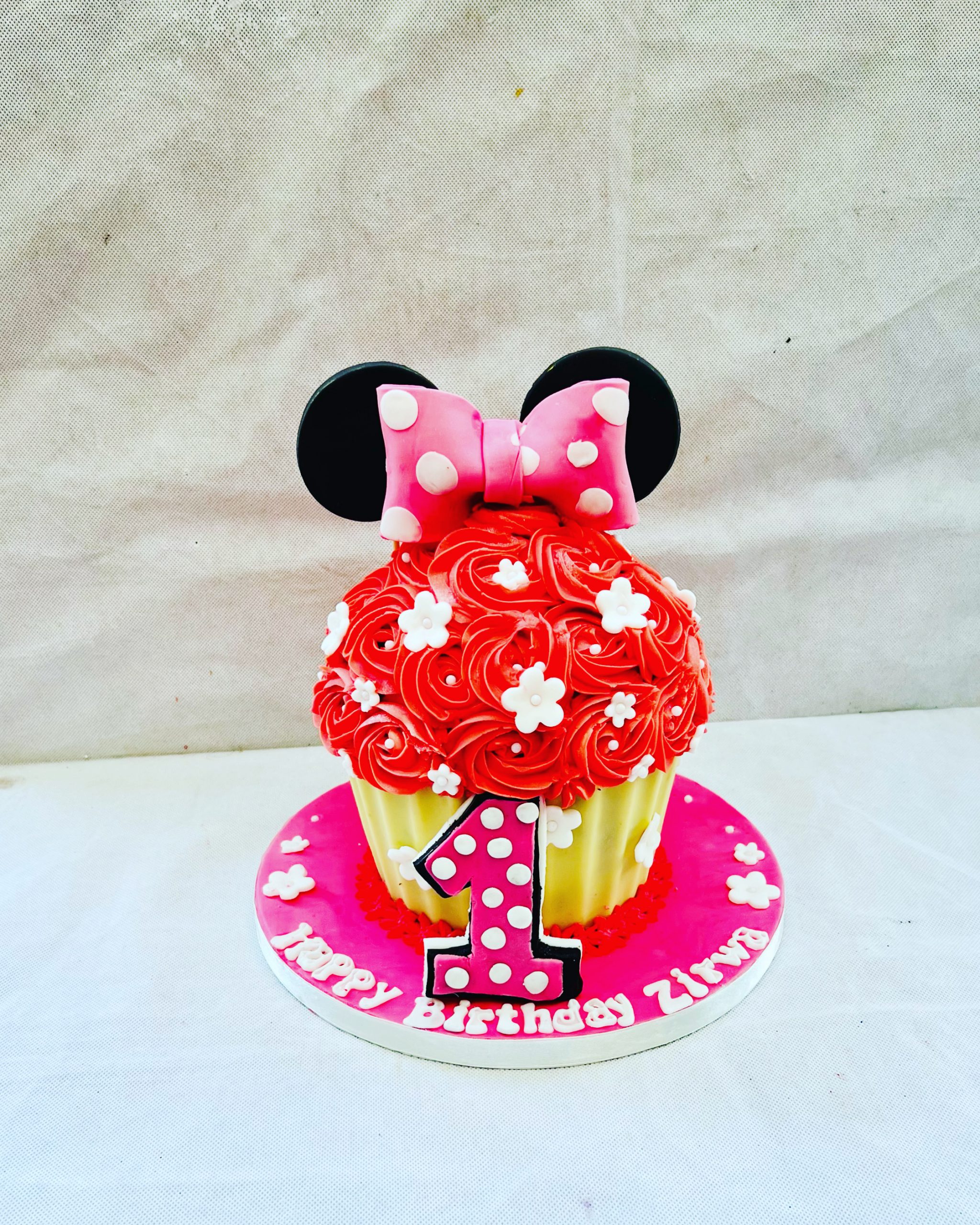 https://cupcakesanddelights.co.uk/wp-content/uploads/2023/01/minnie-mouse-giant-cupcake-scaled.jpeg